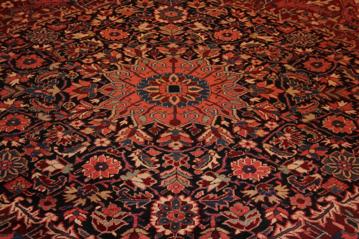 Antique PersianHeriz | 9'10" x12'1" Hand-Knotted Wool Area Rug | Great Condition